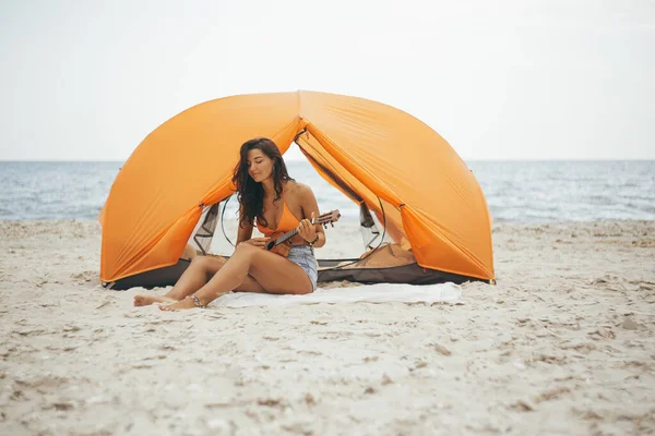 Vrouw met Ukulele Strand Zomer Vakantie — Stockfoto