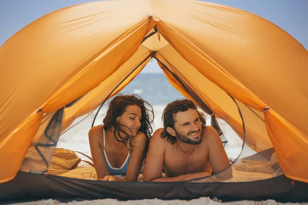 Пара на пляже в палатке Стоковое Изображение