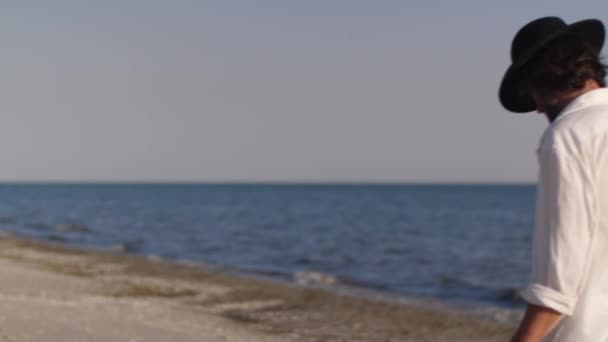 Hombre playa verano vacaciones concepto — Vídeos de Stock