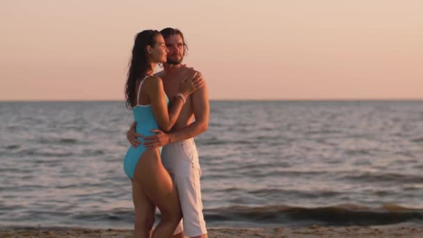 Romantický pár Beach Letní dovolená koncepce — Stock video