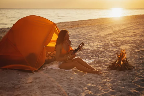 Žena s Ukulele Beach Letní dovolená — Stock fotografie