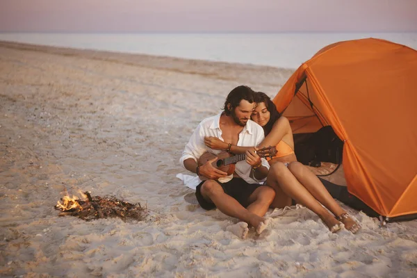 Romantyczna para w pobliżu namiotu na plaży — Zdjęcie stockowe