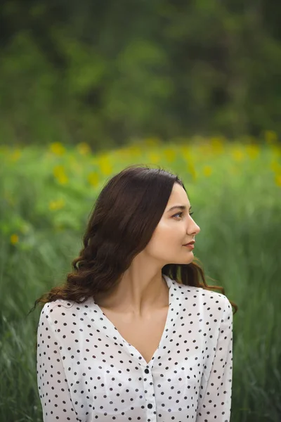 Portret van de vrouw op het groene voorjaarsweide over de natuur — Stockfoto