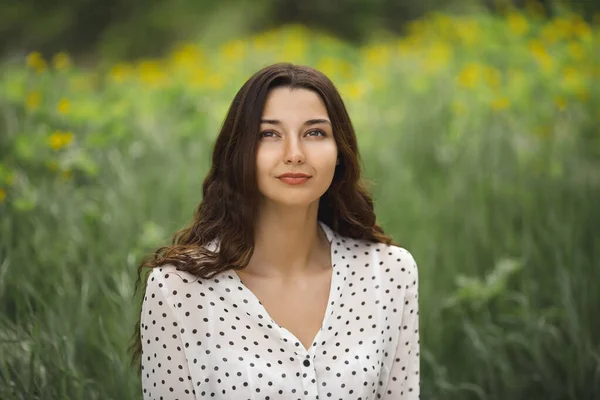 Portrait of Woman on the Green Spring Meadow on Nature — Stok Foto