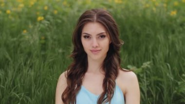 Yeşil Doğa Arkaplanındaki Kadının Bahar Güzelliği Portresi