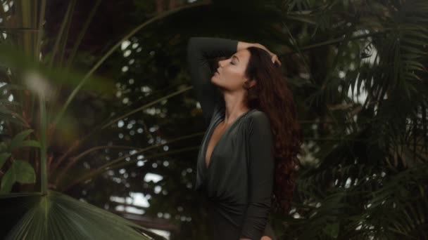 Kvinne som står i den tropiske jungelen om sommeren – stockvideo
