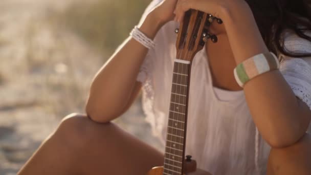 Vrouw met Ukulele Strand Zomer Vakantie — Stockvideo