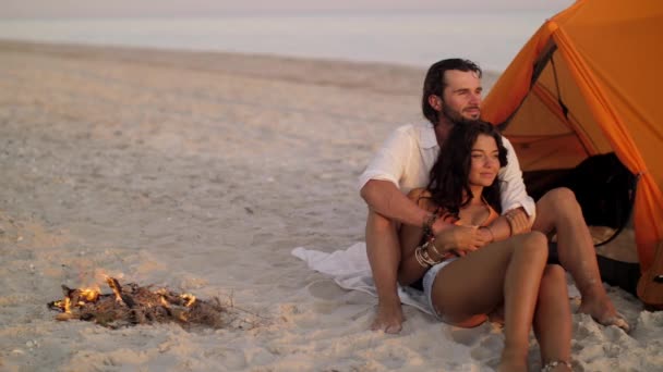 Romantický pár v blízkosti stanu na pláži — Stock video