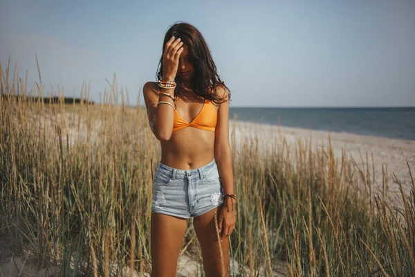 Boho vrouw op het strand bij de zee — Stockfoto