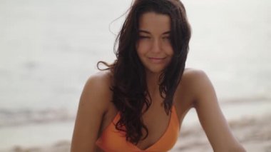 Deniz kıyısındaki sahilde Boho Kadını
