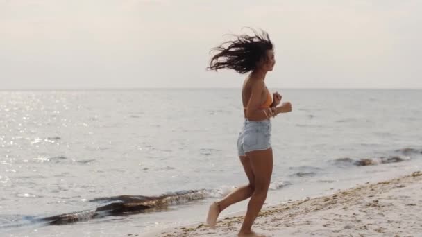 Chica feliz corriendo durante las vacaciones de verano en la playa — Vídeos de Stock