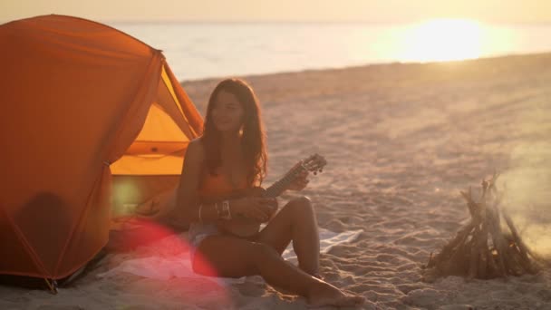 Mulher com Ukulele Beach férias de verão — Vídeo de Stock