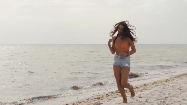 Felice ragazza che corre durante le vacanze estive sulla spiaggia — Video Stock