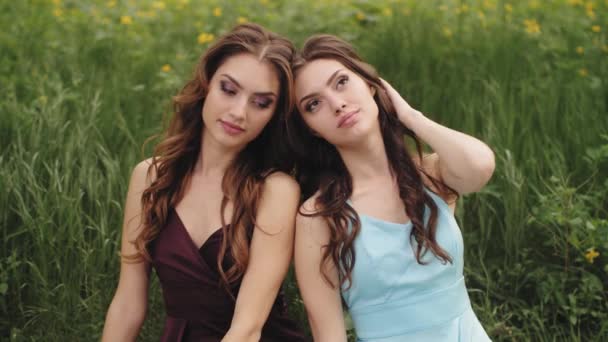 Tavaszi szépség portré két nő a zöld természet háttér — Stock videók