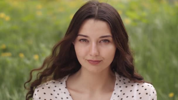 Mujer en el prado verde de primavera en la naturaleza — Vídeos de Stock