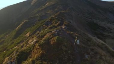 Sırt çantalı Yürüyüşçü 'nün dağın tepesindeki hava görüntüsü