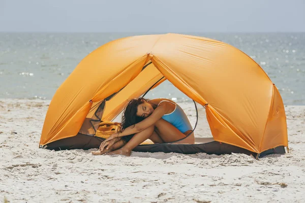 Femme en bikini sur la plage dans une tente — Photo