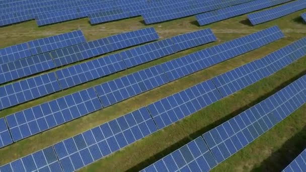 Video aéreo de paneles solares - Planta de energía solar — Vídeo de stock