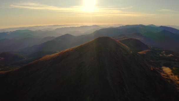 Flygfoto över Mountain Hills, Karpaterna Landskap. — Stockvideo