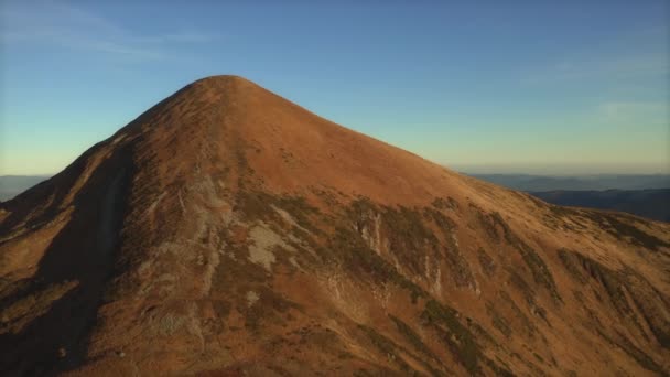 Vista aérea de las colinas de las montañas Cárpatos Paisaje. — Vídeo de stock