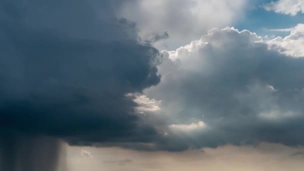 Nubes lluviosas con lapso de tiempo de lluvia — Vídeos de Stock