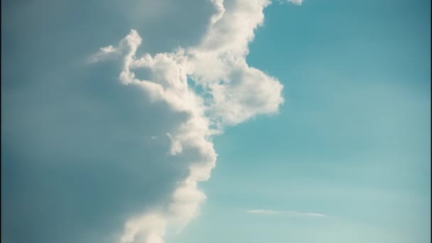 Close-up Fluffy White Clouds Moving Fast Changing to Clear Sky in Time-lapse. — Αρχείο Βίντεο