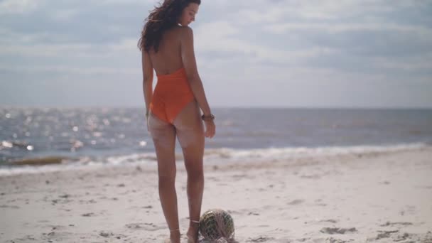 Fürdőruhás nő görögdinnyével a tengerparton a szabadban — Stock videók