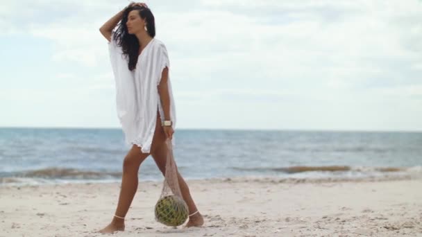 Romantische vrouw met watermeloen op het strand — Stockvideo