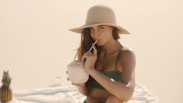 Femme avec noix de coco Se détendre sur la plage — Video