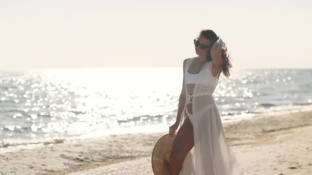 Žena Beach Letní dovolená koncepce — Stock video