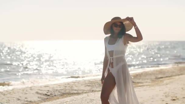 Концепция летнего отпуска на пляже для женщин — стоковое видео