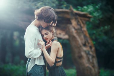 Dışarıda birbirine aşık iki genç elf.