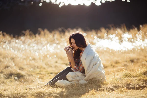 Reiziger vrouw wandelen in de bergen met kopje koffie in de buurt van het meer — Stockfoto