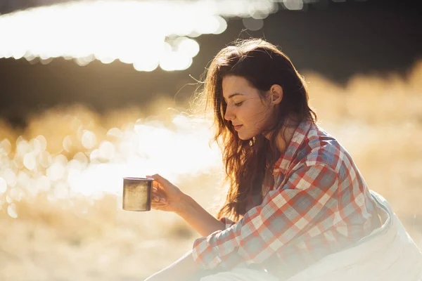 Wanderin wandert mit Tasse Kaffee in den Bergen in der Nähe des Sees — Stockfoto