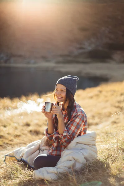 Voyageuse Randonnée dans les montagnes avec tasse de café près du lac — Photo
