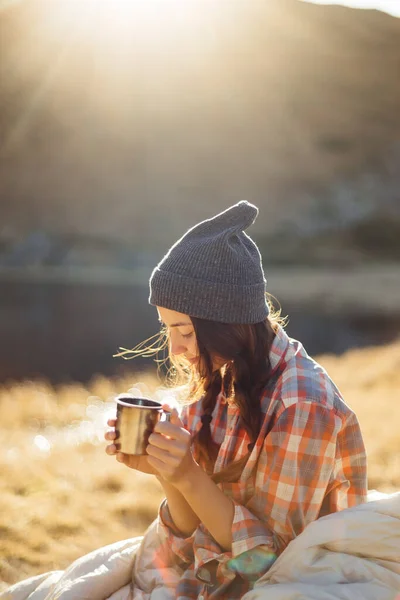 Путешествующая женщина Пешие прогулки в горах с чашкой кофе у озера — стоковое фото