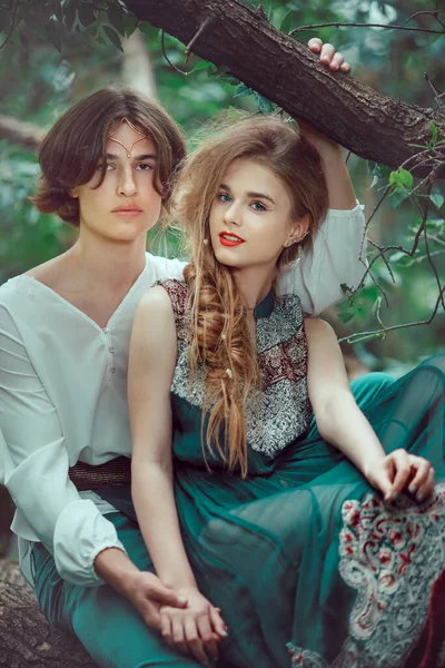 Jovem casal de elfos apaixonados ao ar livre — Fotografia de Stock
