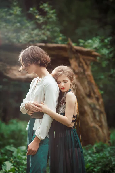Giovane coppia di elfi innamorati all'aperto — Foto Stock