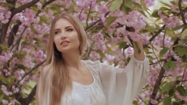 Doğanın Sakura Ağacında Çiçek açan Bir Kadının Bahar Güzellik Portresi