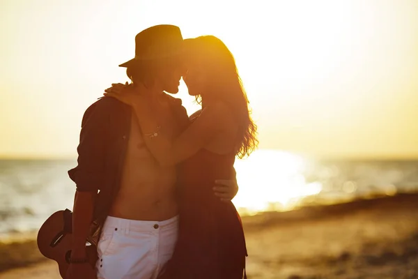 Geliefden paar in liefde omhelzen op de datum op het strand. — Stockfoto