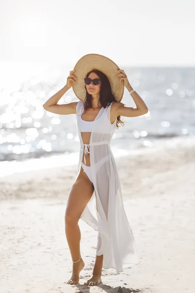 Жінка на пляжі Концепція літніх канікул — стокове фото