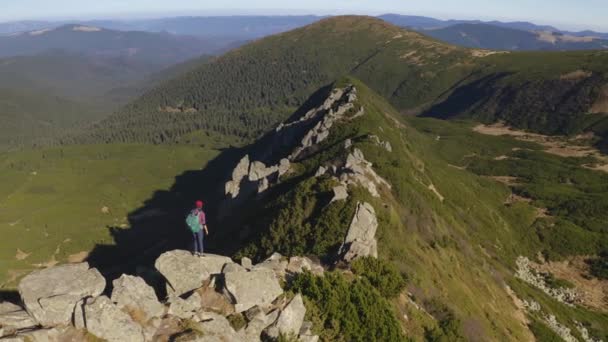 高山顶上背着背包的远足妇女的空中景致 — 图库视频影像