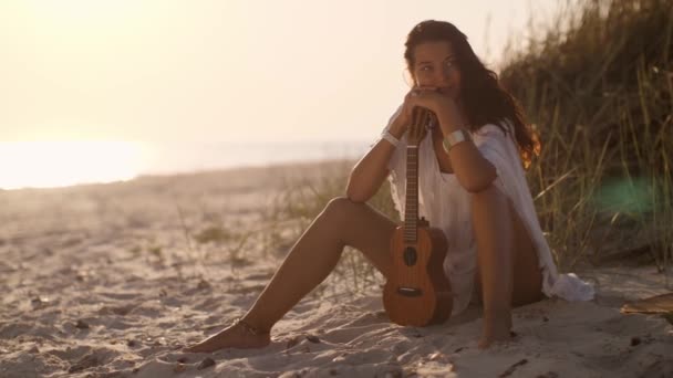 Frau mit Ukulele Beach Sommer Urlaub — Stockvideo
