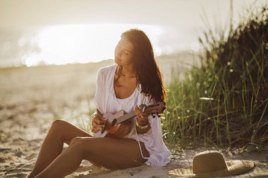 Ukulele Sahili Yaz Tatili Kadını