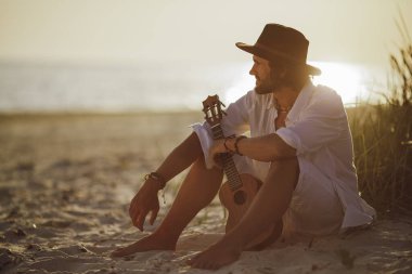Yaz Sahil Tatili sırasında Ukulele 'li Adam Deniz kenarında