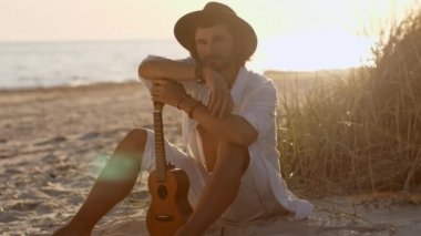 Yaz Sahil Tatili sırasında Ukulele 'li Adam Deniz kenarında