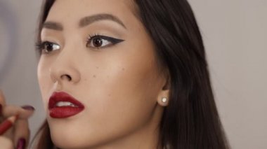 Asyalı Kadın İçin Makyaj Sanatçısı Tamamlandı