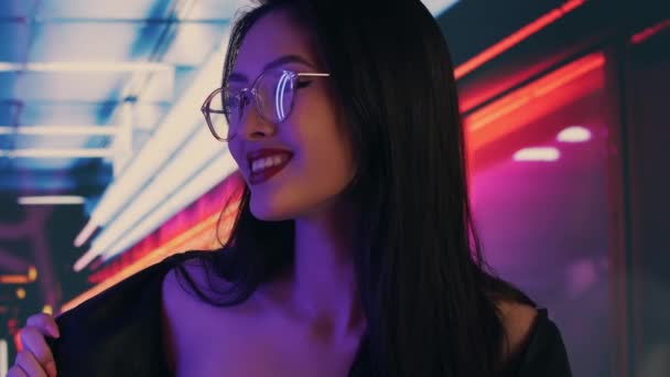 Ázsiai nő a városban éjszaka. — Stock videók