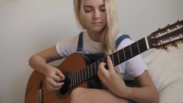 Girl Playing Guitar at Home — Stock Video