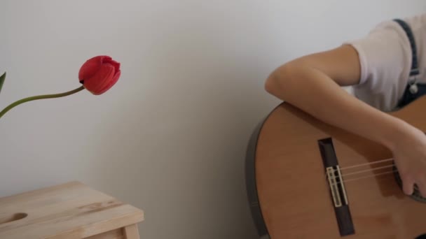 Chica tocando la guitarra en casa — Vídeos de Stock
